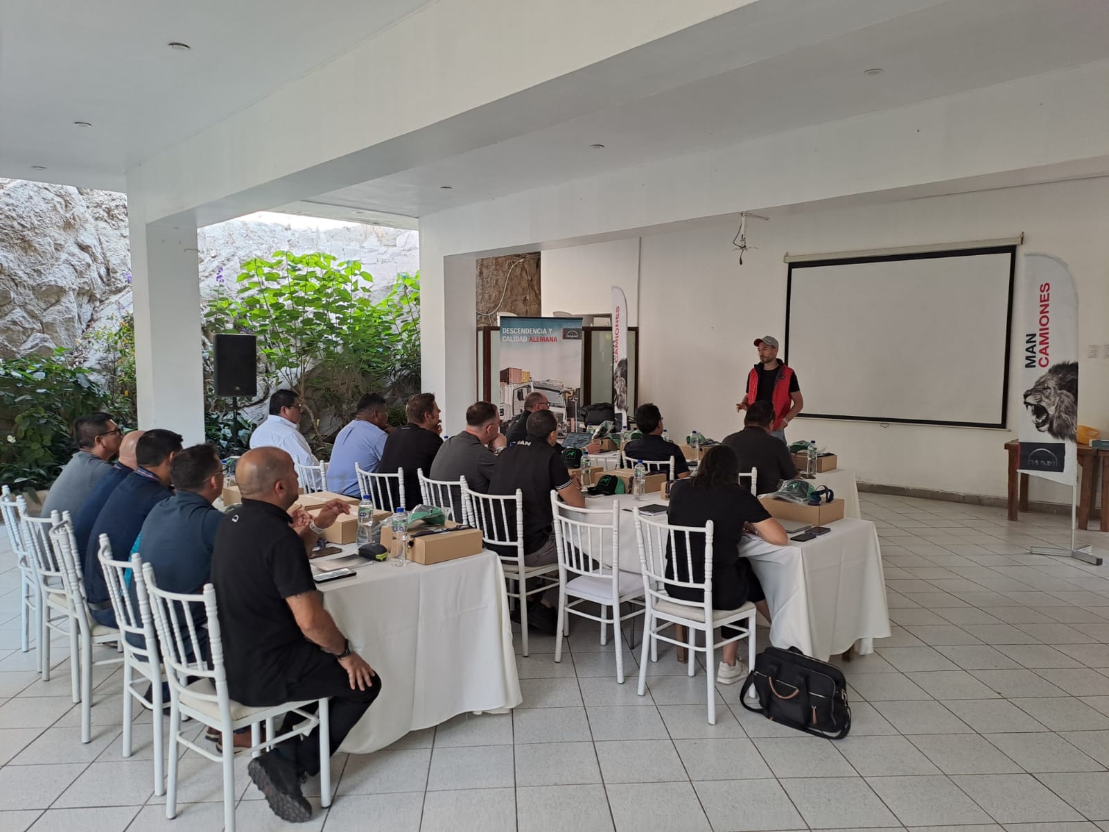 NEOCAMIONES en capacitación en el ProfiDrive MAN en Perú 01